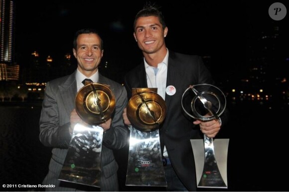 Cristiano Ronaldo on WhoSay, pose avec son trophée du Globe Soccer Award du meilleur joueur au côté de l'agent de joueur Jorge Mendes