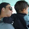 Cristiano Ronaldo avec son fils lors de son arrivée à Dubaï le 27 décembre 2011
