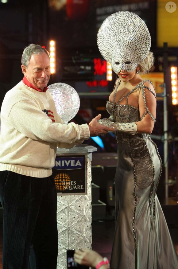 Lady Gaga et le maire Michael Bloomberg à Time Square, New York, le 31 décembre 2011.