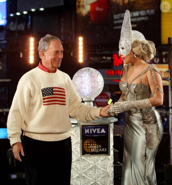 Lady Gaga et le maire Michael Bloomberg à Time Square, New York, le 31 décembre 2011.