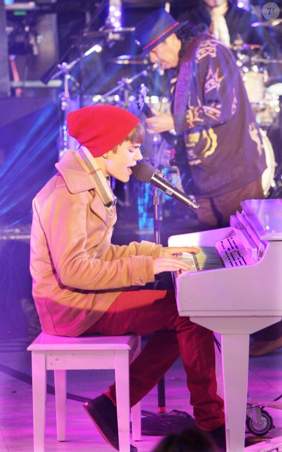 Justin Bieber et Carlos Santana live pour le Nouvel An à Time Square, New York, le 31 décembre 2011.