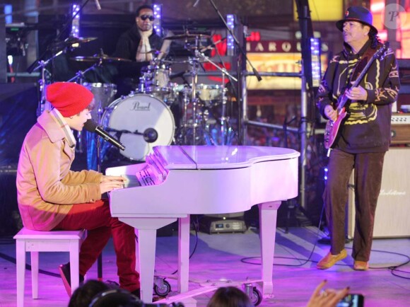 Justin Bieber et Carlos Santana, live pour le Nouvel An à Time Square, New York, le 31 décembre 2011.