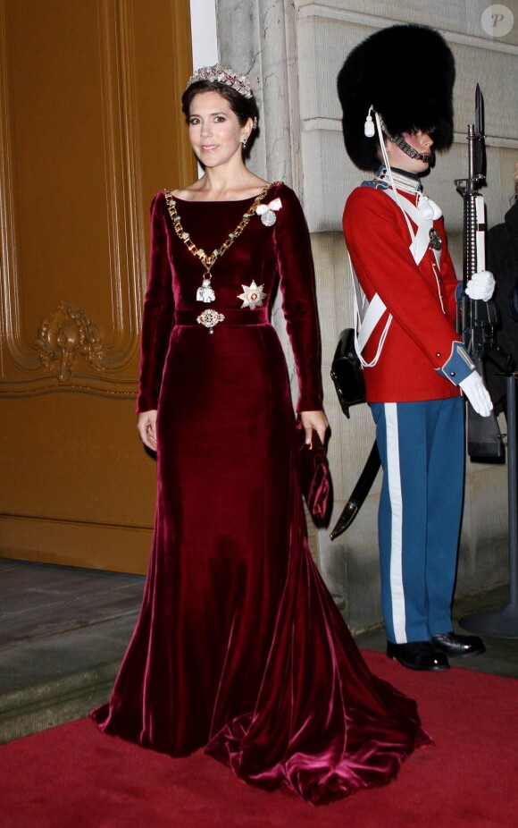 La princesse Mary de Danemark était splendide dans une ancienne robe de grossesse et parée de bijoux précieux de la reine Désirée pour la première réception du Nouvel An à Amalienborg (à Copenhague), le 1er janvier 2012.