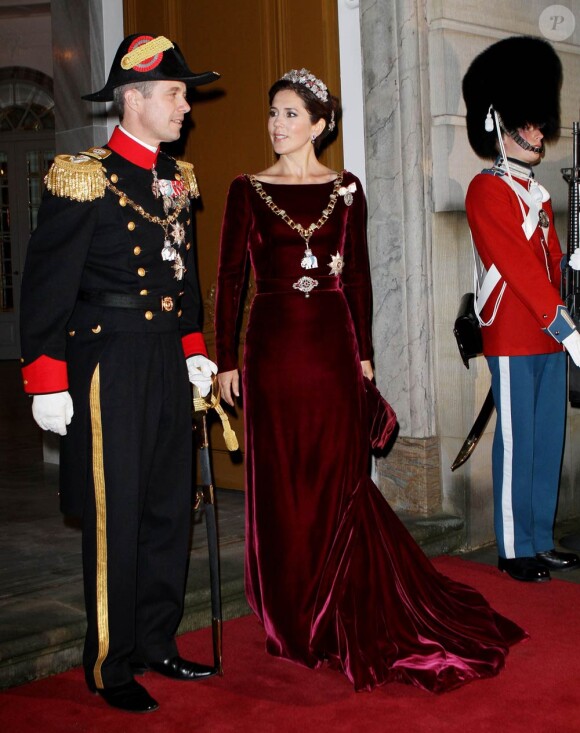 La princesse Mary, en compagnie de son mari le prince Frederik, était splendide dans une ancienne robe de grossesse et parée, outre du collier de l'ordre de l'éléphant, de bijoux précieux de la reine Désirée pour la première réception du Nouvel An à Amalienborg (à Copenhague), le 1er janvier 2012.