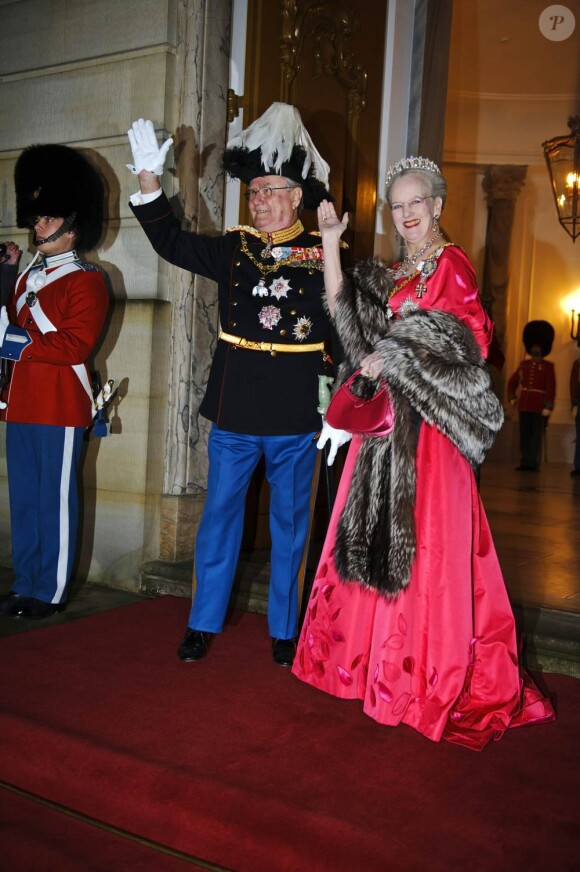 La reine Margrethe II et son mari le prince consort Henrik arrivent au palais Christian VII d'Amalienborg pour la première  réception du Nouvel An, à Copenhague, le 1er janvier 2012.