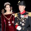 La princesse Mary, en compagnie de son mari le prince Frederik, était splendide dans une ancienne robe de grossesse et parée, outre du collier de l'ordre de l'éléphant, de bijoux précieux de la reine Désirée pour la première réception du Nouvel An à Amalienborg (à Copenhague), le 1er janvier 2012.