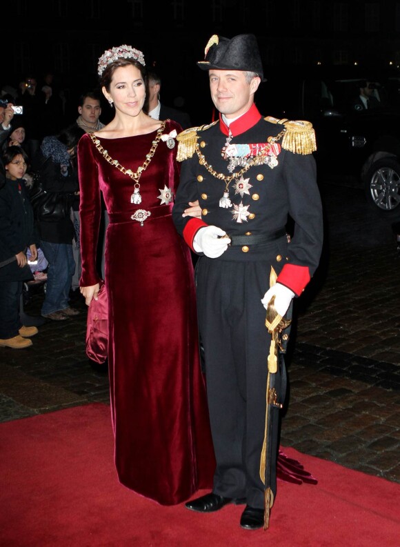 La princesse Mary, en compagnie de son mari le prince Frederik, était splendide dans une ancienne robe de grossesse et parée, outre du collier de l'ordre de l'éléphant, de bijoux précieux de la reine Désirée pour la première réception du Nouvel An à Amalienborg (à Copenhague), le 1er janvier 2012.
