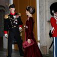 La princesse Mary, en compagnie de son mari le prince Frederik, était splendide dans une ancienne robe de grossesse et parée, outre du collier de l'ordre de l'éléphant, de bijoux précieux de la reine Désirée pour la première réception du Nouvel An à Amalienborg (à Copenhague), le 1er janvier 2012.