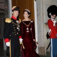 La princesse Mary, en compagnie de son mari le prince Frederik, était splendide dans une ancienne robe de grossesse et parée, outre du collier de l'ordre de l'éléphant, de bijoux précieux de la reine Désirée pour la première réception du Nouvel An à Amalienborg (à Copenhague), le 1er janvier 2012.