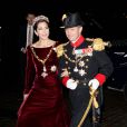 La princesse Mary, en compagnie de son mari le prince Frederik, était splendide dans une ancienne robe de grossesse et parée, outre du collier de l'ordre de l'éléphant, de bijoux précieux de la reine Désirée pour la première réception du Nouvel An à Amalienborg (à Copenhague), le 1er janvier 2012.