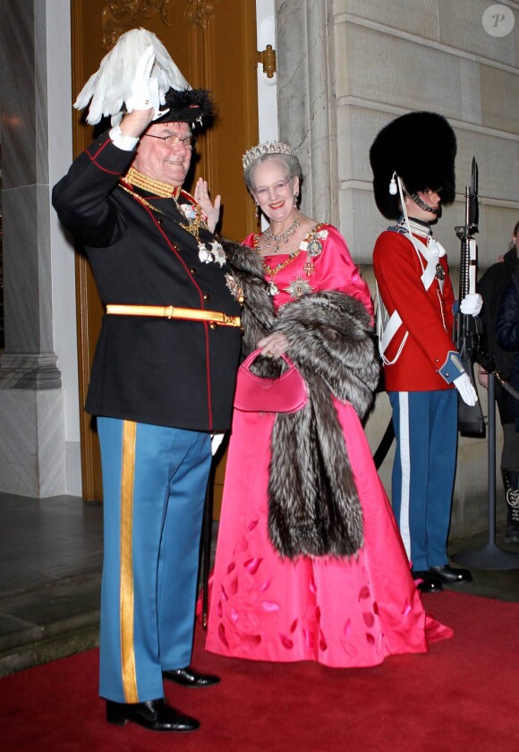 La reine Margrethe II et son mari le prince consort Henrik arrivent au palais Christian VII d'Amalienborg pour la première  réception du Nouvel An, à Copenhague, le 1er janvier 2012.