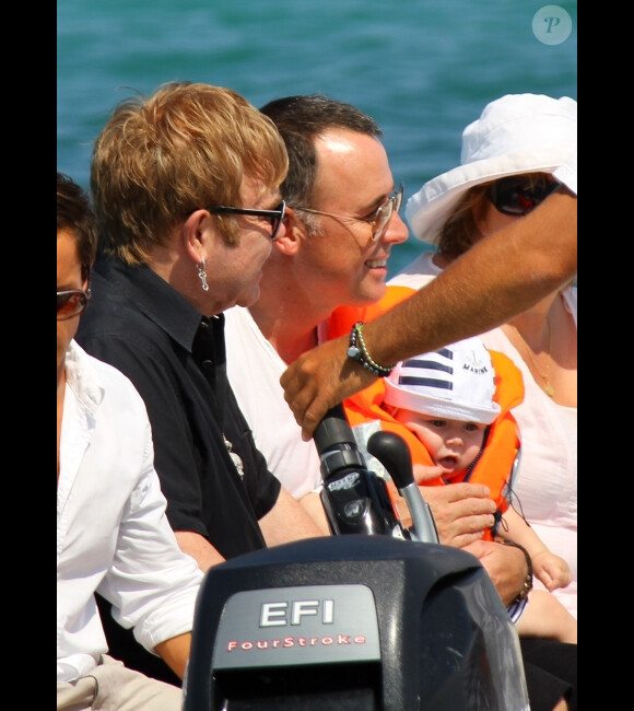 Elton John, David Furnish et leur fils Zachary à Saint Tropez en août 2011