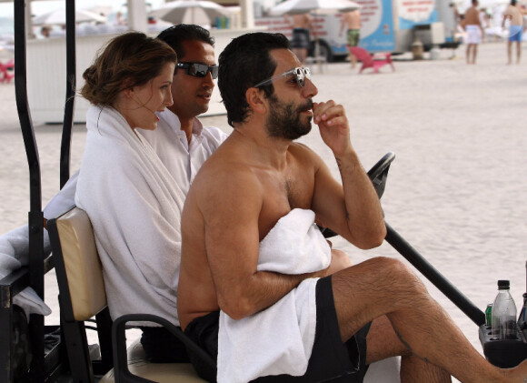 Mischa Barton, toujours accompagnée de son mystérieux ami, s'éclate sur la plage à Miami le 2 janvier 2012