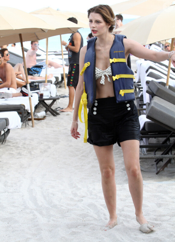Mischa Barton s'éclate sur la plage à Miami le 2 janvier 2012