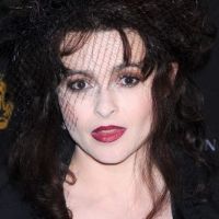 Helena Bonham Carter décorée par sa "fille" la reine d'Angleterre