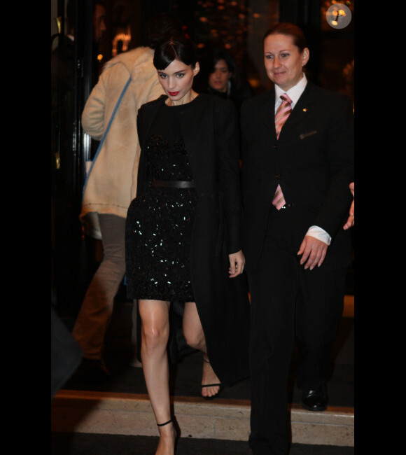 Rooney Mara sort de l'hôtel George V pour présenter Millénium : Les hommes qui n'aimaient pas les femmes à Paris, le 3 janvier 2012.