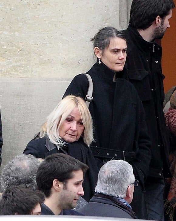 Julie Leclerc et Angèle - fille aînée de Julien Clerc et Miou-Miou - aux obsèques de Ghislaine Leclerc à Bourg-la-Reine, le 28 décembre 2011.