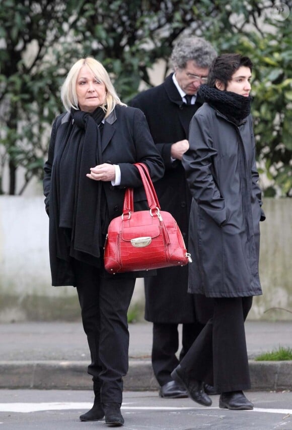 Gérard Leclerc, et son épouse Julie, aux obsèques de sa maman Ghislaine à Bourg-la-Reine, le 28 décembre 2011.