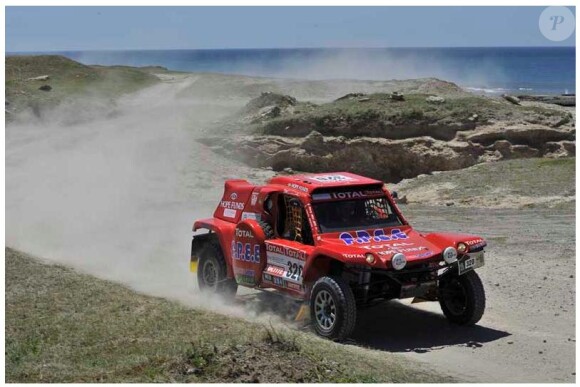 Isabelle Patissier à bord de son buggy lors du Dakar 2012