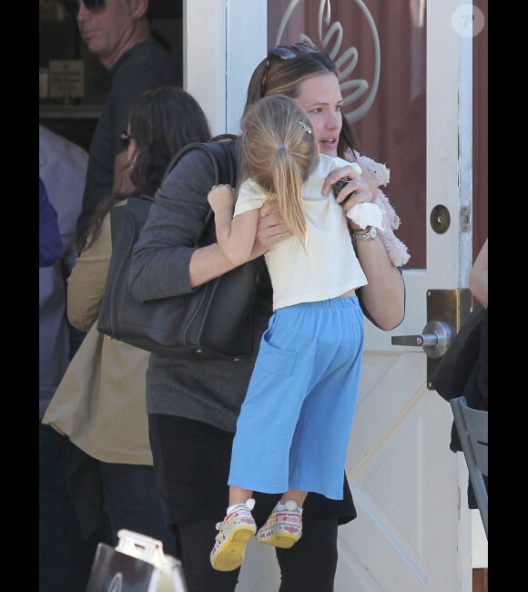 Jennifer Garner et sa fille Seraphina qui lui fait un bisou, le 4 janvier 2012 à Los Angeles