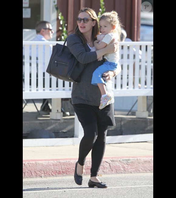 Jennifer Garner et sa fille Seraphina dans les bras, le 4 janvier 2012 à Los Angeles