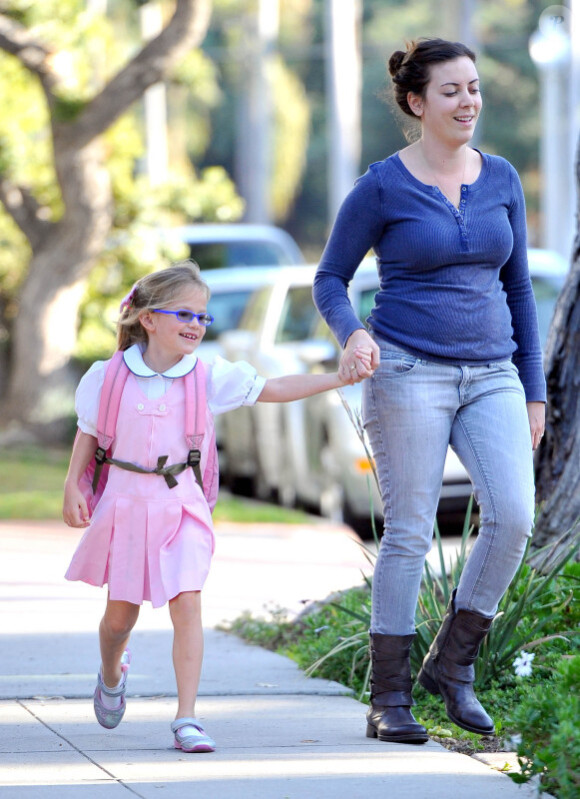 Violet Garner sort de l'école avec sa nounou, à Los Angeles, le 4 janvier 2012