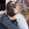 Jennifer Garner et son adorable fille Seraphina qui porte un t-shirt avec une photo de son papa Ben Affleck, le 4 janvier 2012 à Los Angeles