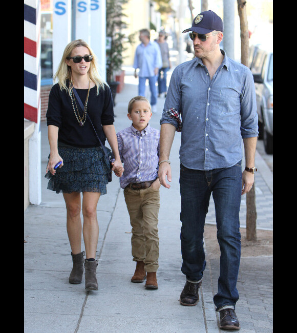 Reese Witherspoon, avec son fils Deacon, et Jim Toth à Los Angeles le 2 octobre 2011
