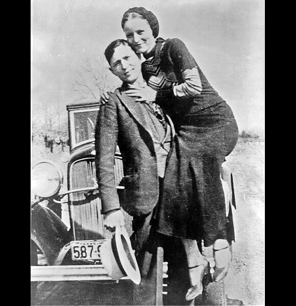 Les vrais Bonnie Parker et Clyde Barrow pris en photo en 1932 et 1934, année de leur mort.
