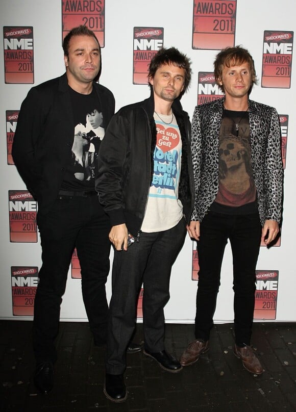 Christopher Wolstenholme (à gauche) en février 2011 en compagnie de Matthew Bellamy et de Dominic Howard (à droite)