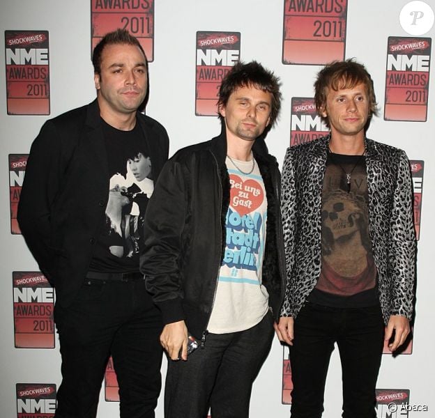 Christopher Wolstenholme (à gauche) en février 2011 en compagnie de Matthew Bellamy et de Dominic Howard (à droite)