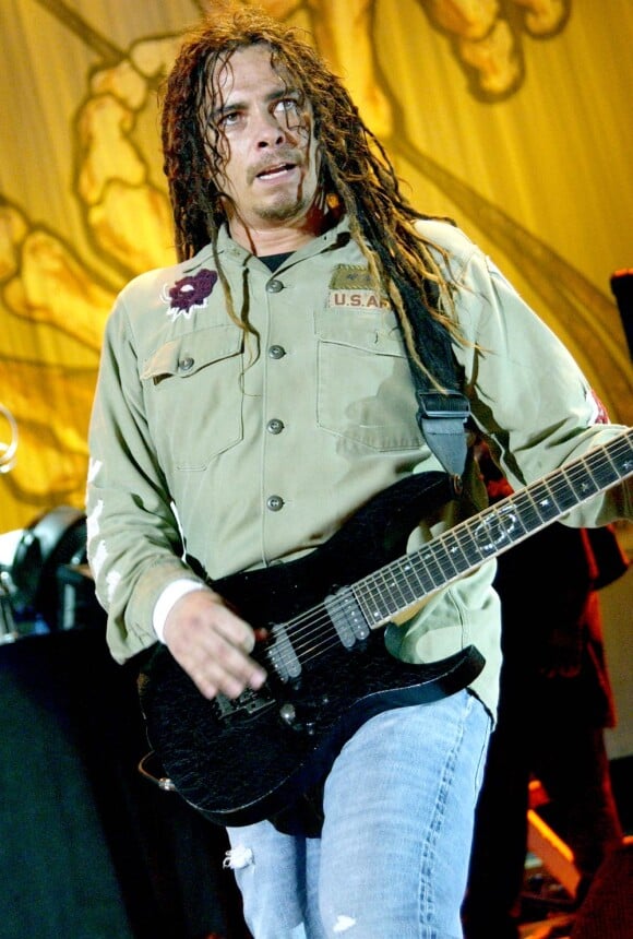 James Shaffer (photo : en 2004), alias Munky, guitariste du groupe Korn, a épousé sa compagne Evis Xheneti, de dix ans sa cadette, le 2 janvier 2012.