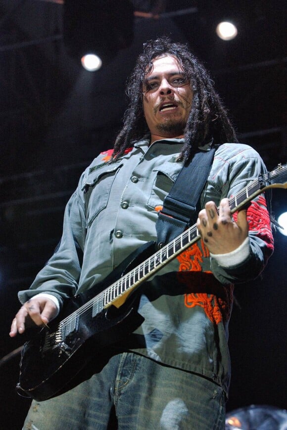 James Shaffer (photo : en 2005), alias Munky, guitariste du groupe Korn, a épousé sa compagne Evis Xheneti, de dix ans sa cadette, le 2 janvier 2012.