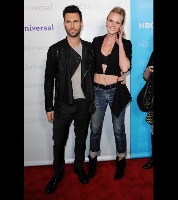 Adam Levine et sa compagne Anne Vyalitsyna lors de la conférence de presse NBC à Los Angeles le 6 janvier 2012