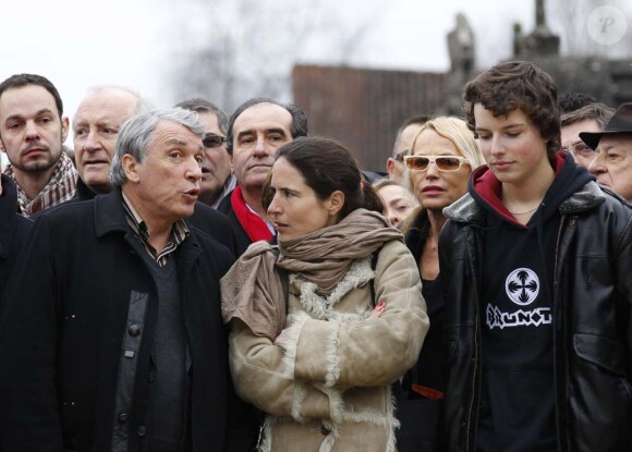Mazarine Pingeot et Gilbert Mitterrand pour le 16e anniversaire de la mort de François Mitterrand à Jarnac, le 8 janvier 2012.