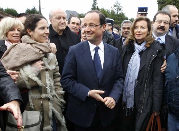 Valérie Trieweiler, François Hollande et Mazarine Pingeot pour le 16e anniversaire de la mort de François Mitterrand à Jarnac, le 8 janvier 2012.