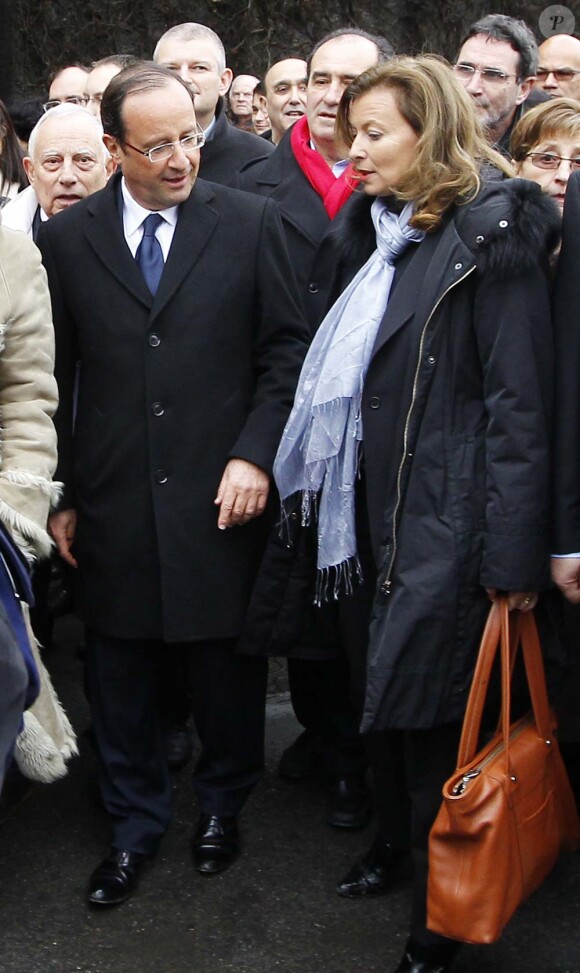 Valérie Trieweiler accompagne François Hollande pour le 16e anniversaire de la mort de François Mitterrand à Jarnac, le 8 janvier 2012.