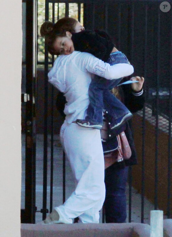 Très tendre, Jennifer Lopez porte sa fille Emme à Los Angeles le 9 janvier 2012.