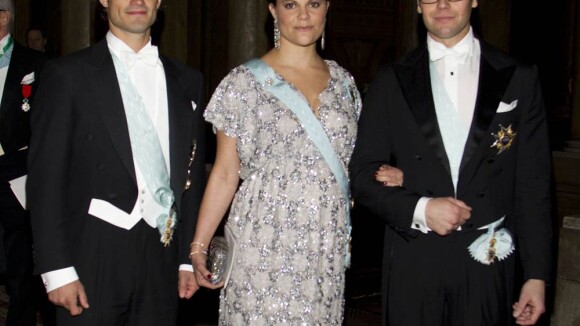 La princesse Victoria, bien enceinte, se cache derrière un maillot taille bébé