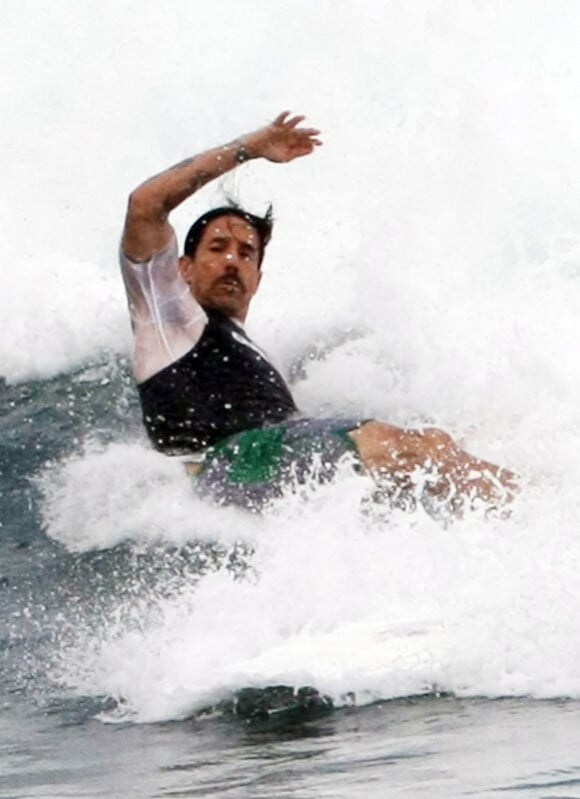 Anthony Kiedis le 30 décembre 2011 à Saint Barth en pleine séance de surf, quelques jours avant de devoir annuler la tournée des Red Hot Chili Peppers