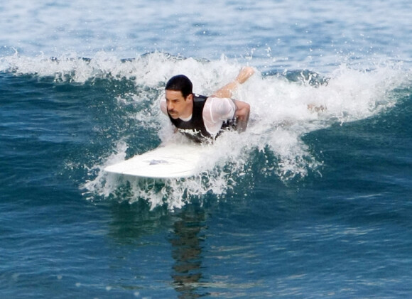 Anthony Kiedis le 30 décembre 2011 à Saint Barth en pleine séance de surf, avant de devoir annuler la tournée des Red Hot Chili Peppers