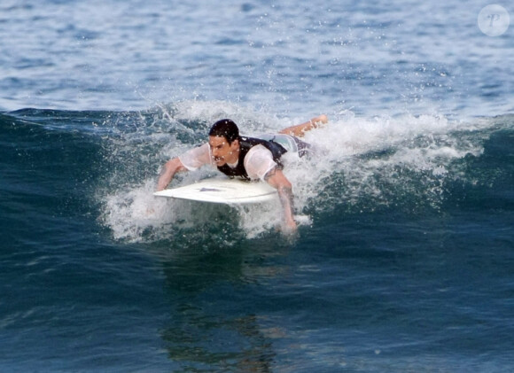 Anthony Kiedis le 30 décembre 2011 à Saint Barth en pleine séance de surf, quelques jours avant de devoir annuler la tournée des Red Hot Chili Peppers