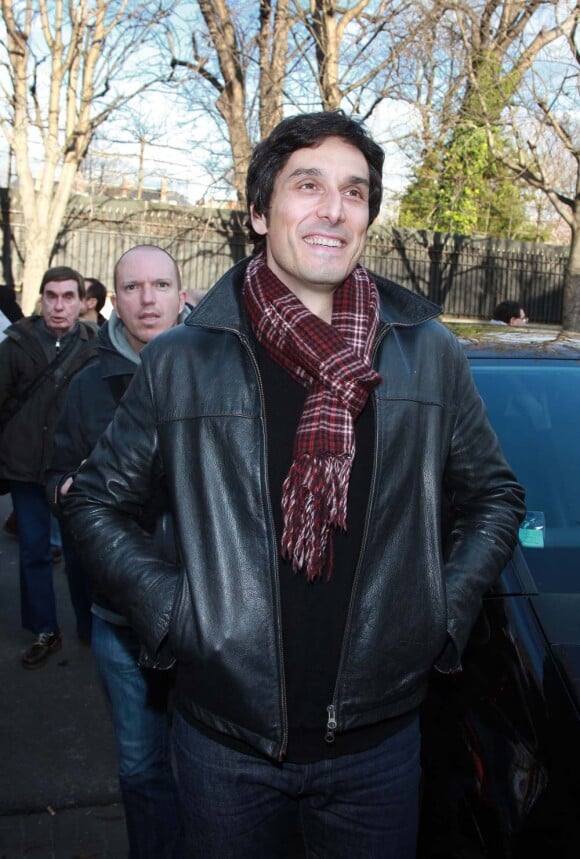Vincent Elbaz arrive au Studio Gabriel pour l'enregistrement de Vivement Dimanche, à Paris, le 11 janvier 2011.