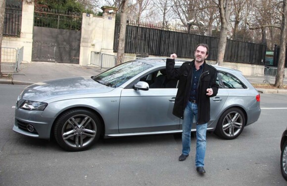 Bruno Solo arrive au Studio Gabriel pour l'enregistrement de Vivement Dimanche, à Paris, le 11 janvier 2011.