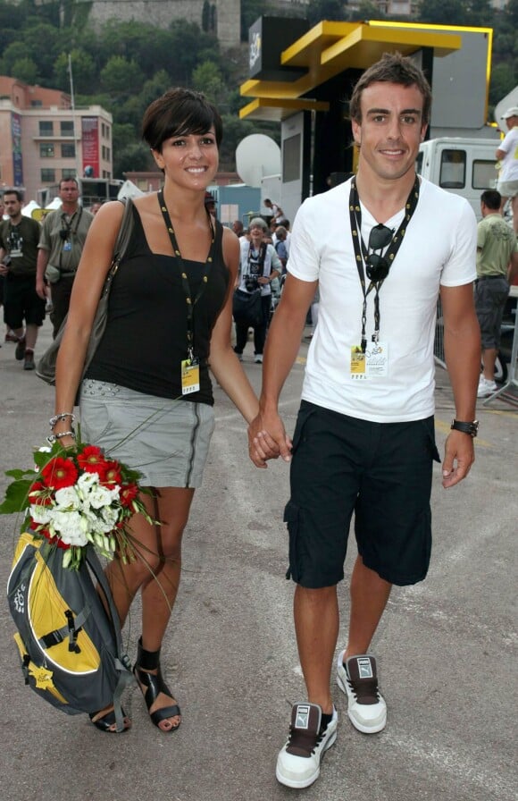 Fernando Alonso et Raquel del Rosario (photo : en 2009 à Monaco) ont toujours tenu leur vie privée  secrète, mais, depuis l'annonce de leur séparation en décembre 2011, les  médias s'intéressent de près à l'Espagnol et aux rumeurs de relation  avec la bombe suisse Xenia Tchoumitcheva...