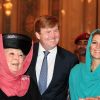 La reine Beatrix, le prince Willem-Alexander et la princesse Maxima des Pays-Bas visitaient la grande mosquée de Mascate au matin du 12 janvier 2012, dernier jour de leur visite officielle de trois jours au sultanat d'Oman.