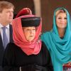 La reine Beatrix, le prince Willem-Alexander et la princesse Maxima des Pays-Bas visitaient la grande mosquée de Mascate au matin du 12 janvier 2012, dernier jour de leur visite officielle de trois jours au sultanat d'Oman.