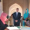 La reine signe le livre d'or de la mosquée...
La reine Beatrix, le prince Willem-Alexander et la princesse Maxima des Pays-Bas visitaient la grande mosquée de Mascate au matin du 12 janvier 2012, dernier jour de leur visite officielle de trois jours au sultanat d'Oman.