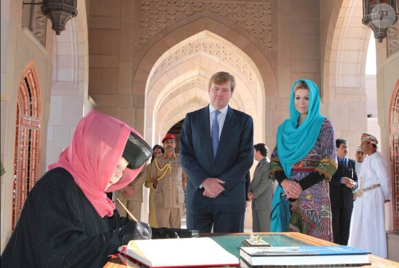 La reine signe le livre d'or de la mosquée...
La reine Beatrix, le prince Willem-Alexander et la princesse Maxima des Pays-Bas visitaient la grande mosquée de Mascate au matin du 12 janvier 2012, dernier jour de leur visite officielle de trois jours au sultanat d'Oman.