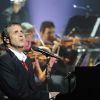 Julien Clerc, entouré de 40 musiciens symphoniques, au Palais des Congrès de Paris, le 13 janvier 2012.
